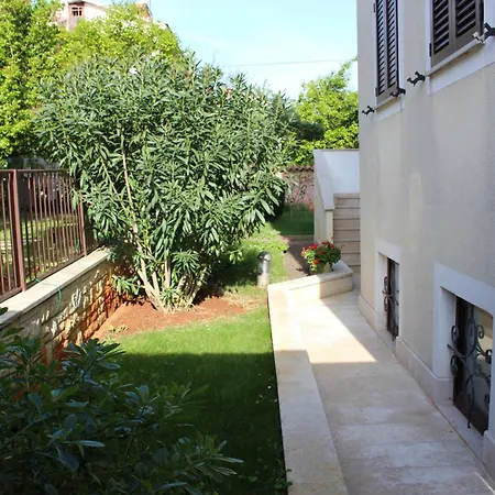 Yellow With Garden, Two Bedrooms Apartmán Novigrad Istria