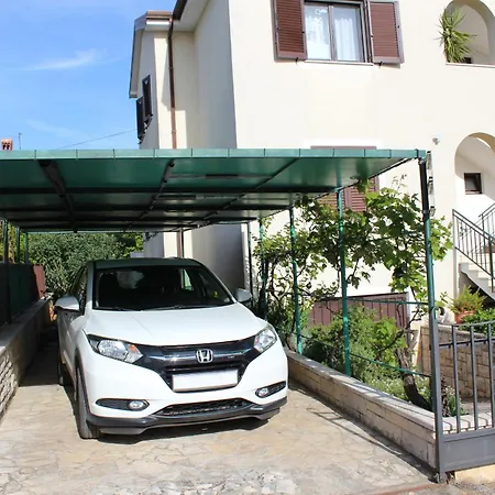 Yellow With Garden, Two Bedrooms * Novigrad Istria