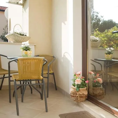 Apartmán Yellow With Garden, Two Bedrooms
