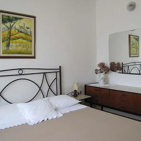 Yellow With Garden, Two Bedrooms Apartmán Novigrad Istria