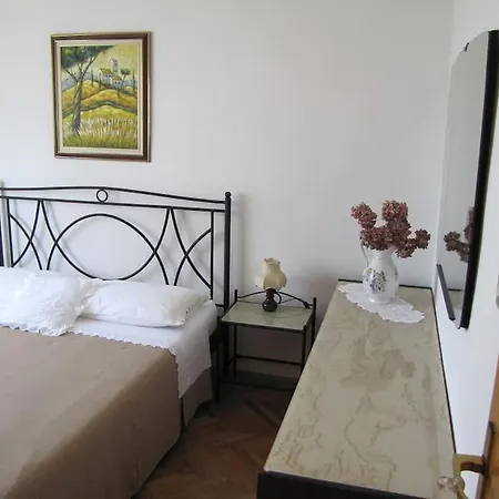 Yellow With Garden, Two Bedrooms Apartmán Novigrad Istria