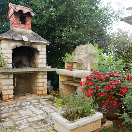 Yellow With Garden, Two Bedrooms * Novigrad Istria