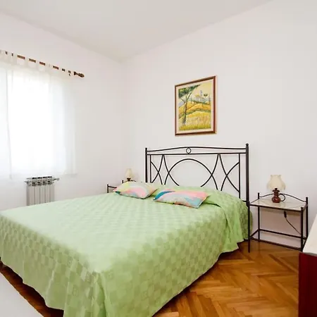 Yellow With Garden, Two Bedrooms Apartmán