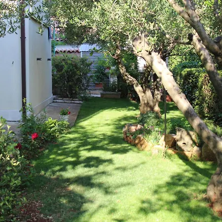 Yellow With Garden, Two Bedrooms Novigrad Istria